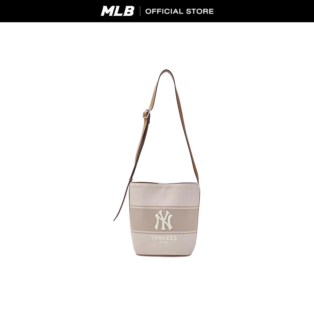MLB กระเป๋าทรงบัคเก็ต ยูนิเซ็กส์ Unisex Varsity Lettering Logo Canvas Bucket Bag รุ่น 3ABMB015N 50CR