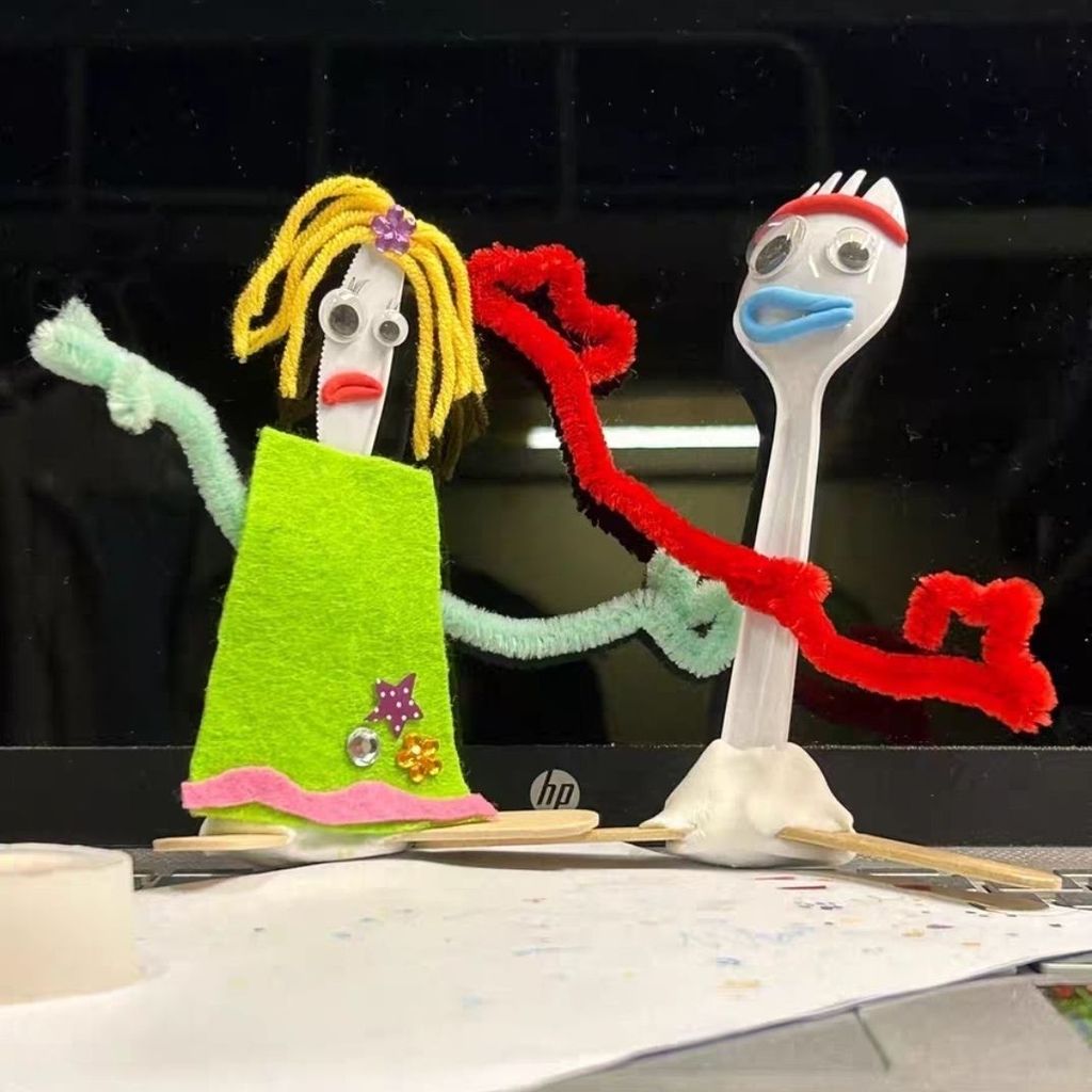 Toy Story Forky DIY Craft Kit - ทําฟิกเกอร์ตุ๊กตาของคุณเอง, ของเล่นเพื่อการศึกษาและของขวัญตกแต่งโต๊ะทํางานสําหรับเด็ก