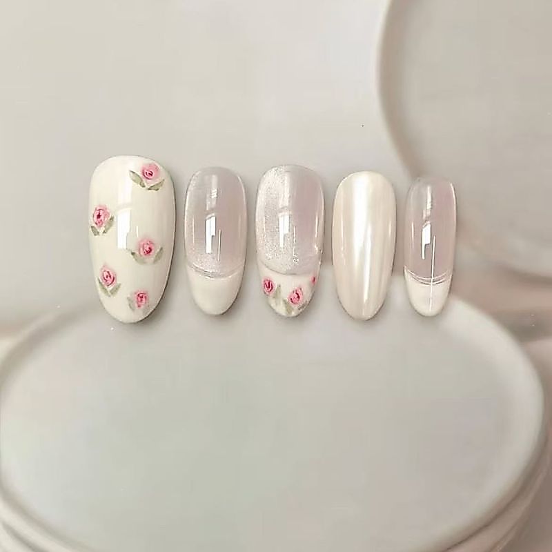 ชุดทำเล็บ 10 ชิ้น [Milky White Rose] พร้อมสีพื้นขาวน้ำนม จับคู่กับดอกกุหลาบสีชมพูและดีไซน์แบบเฟรนช์ พร้อมเล็บปลอมแบบกดติดที่สามารถถอดออกได้