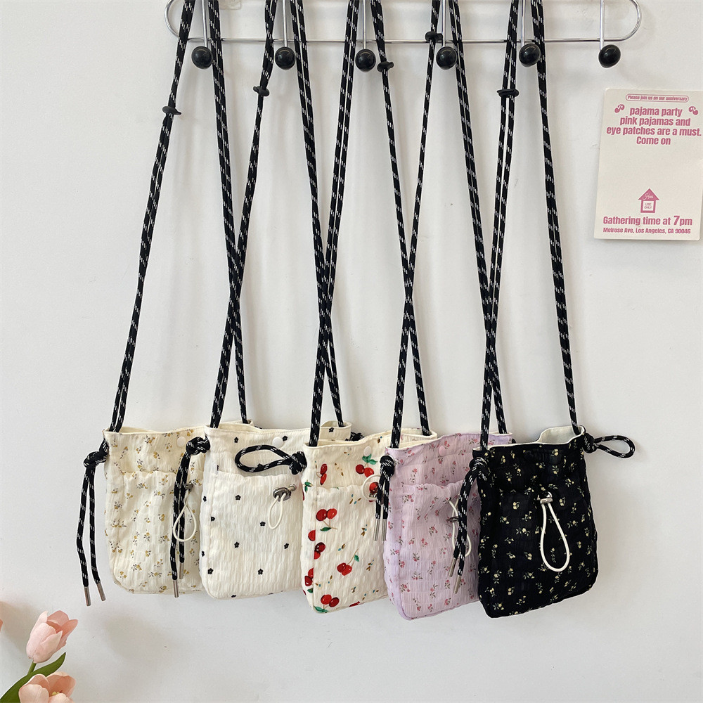 Small Fresh Floral Messenger กระเป๋าผ้าขนาดกะทัดรัดสำหรับเดินทาง ออกแบบมาให้ใส่มือถือสะดวก พร้อมสายสะพายปรับแต่งได้