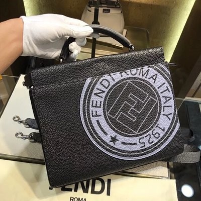 FENDI PEEKABOO กระเป๋าเอกสาร Pebbled สําหรับผู้ชายขนาดเล็ก