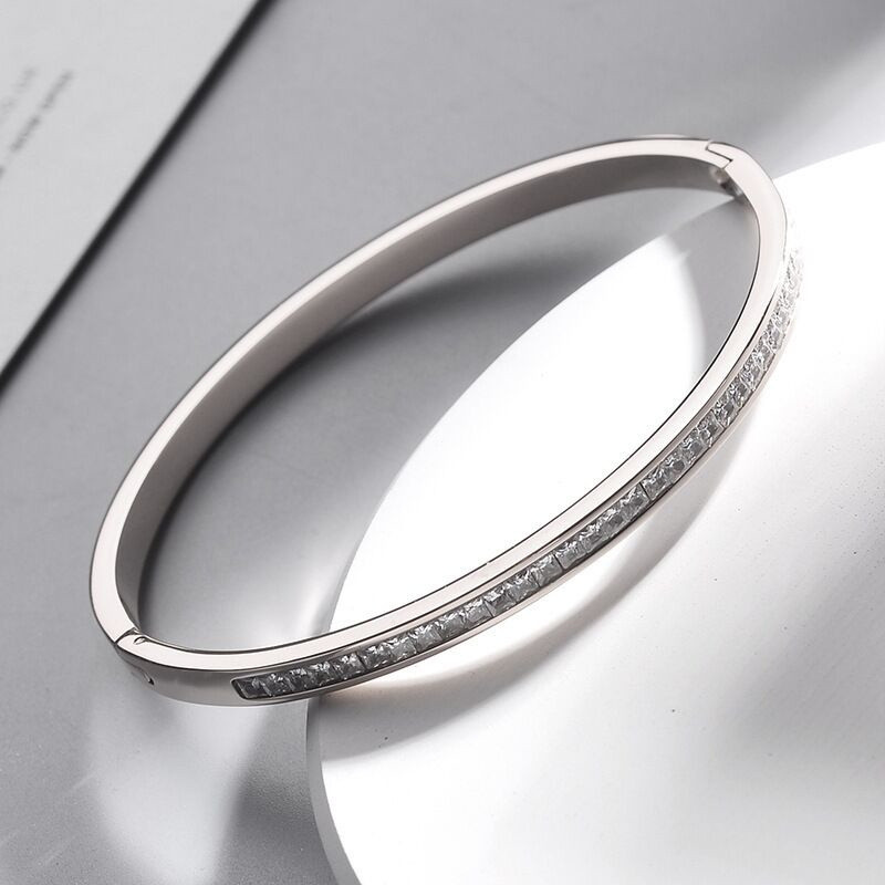 สร้อยข้อมือเหล็กไทเทเนียมคุณภาพสูง ไม่เป็นสนิมและทนทาน พร้อมลายทอง 18K สำหรับสวมใส่ทุกวัน