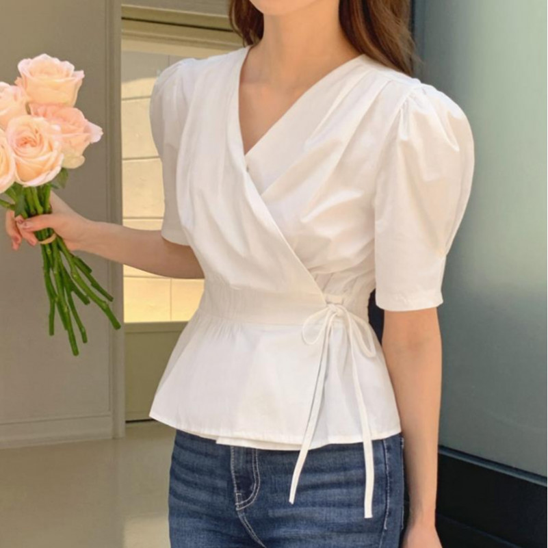 Rommers เสื้อเชิ้ตสั้นเอวแคบ ดีไซน์เรียบง่าย คอวียืดหยุ่น มีรายละเอียดลูกไม้