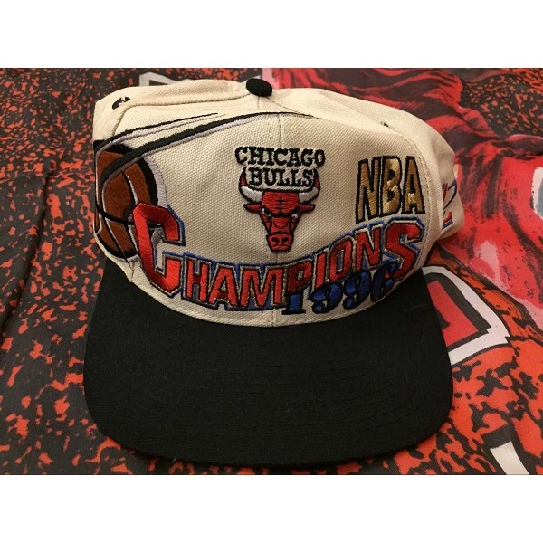 ชุดหมวกที่ระลึก Chicago Bulls Championship ของ Jordan 3 ชิ้น (ขายแล้ว)