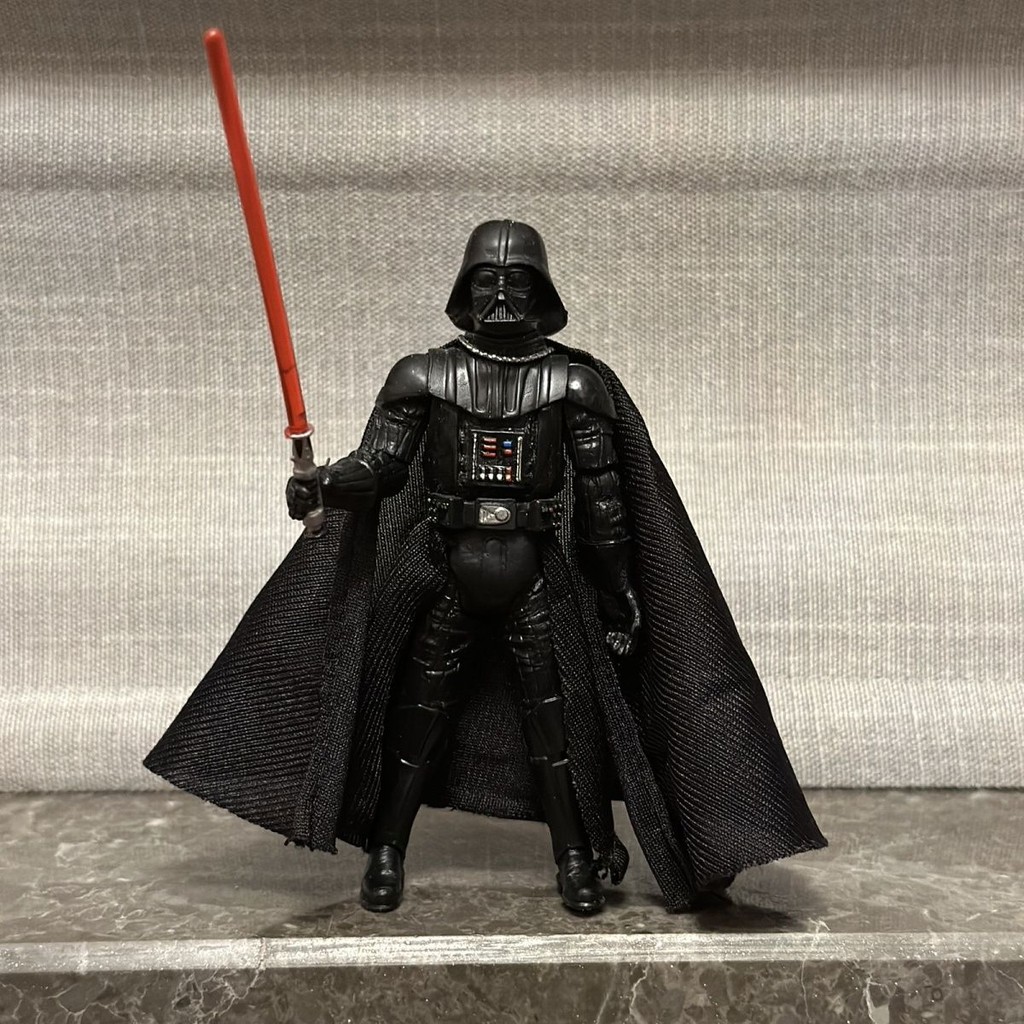 แอ็คชั่นฟิกเกอร์ Hasbro Star Wars Darth Vader ดั้งเดิมพร้อมข้อต่อที่สามารถเคลื่อนย้ายรุ่น 3.75 นิ้ว