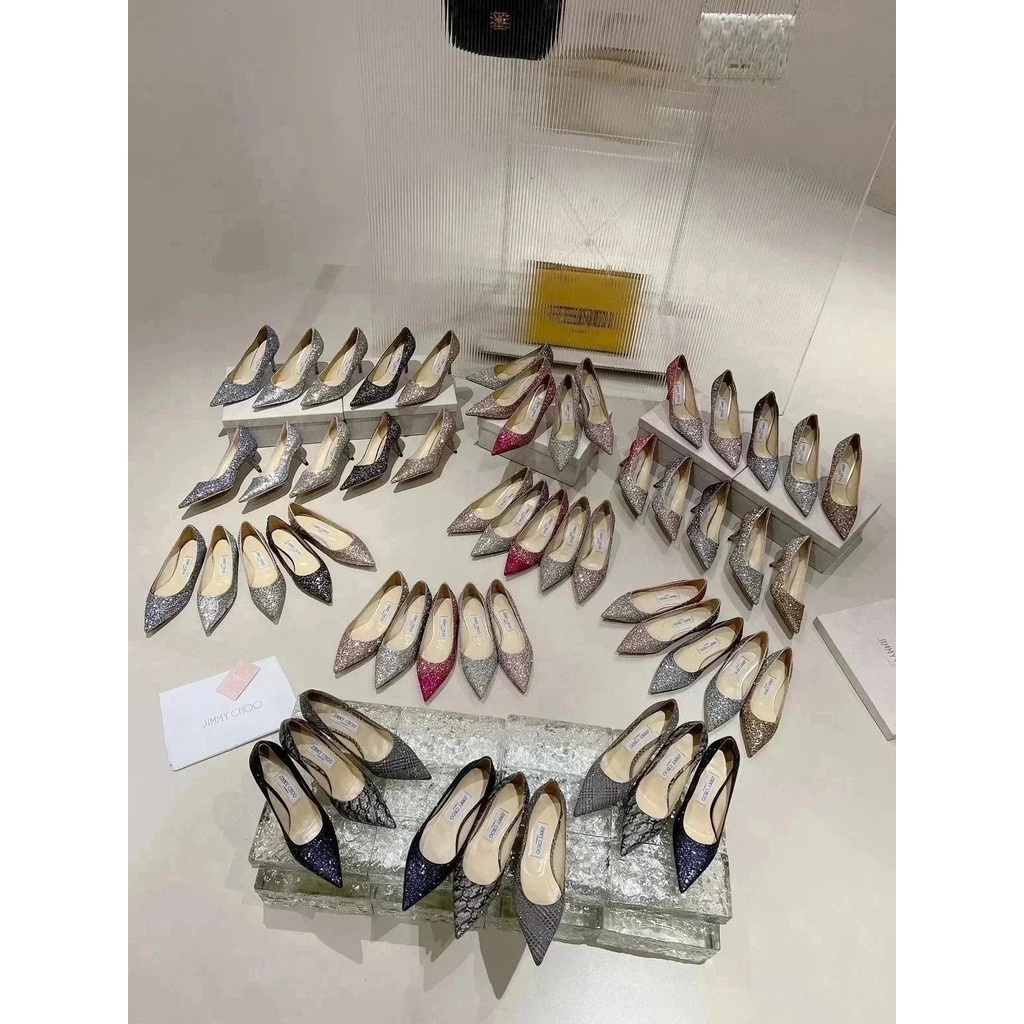 รองเท้าส้นสูงสไตล์ Jimmy Choo ประดับคริสตัล เหมาะสมใส่ในโอกาสพิเศษและแฟชั่น