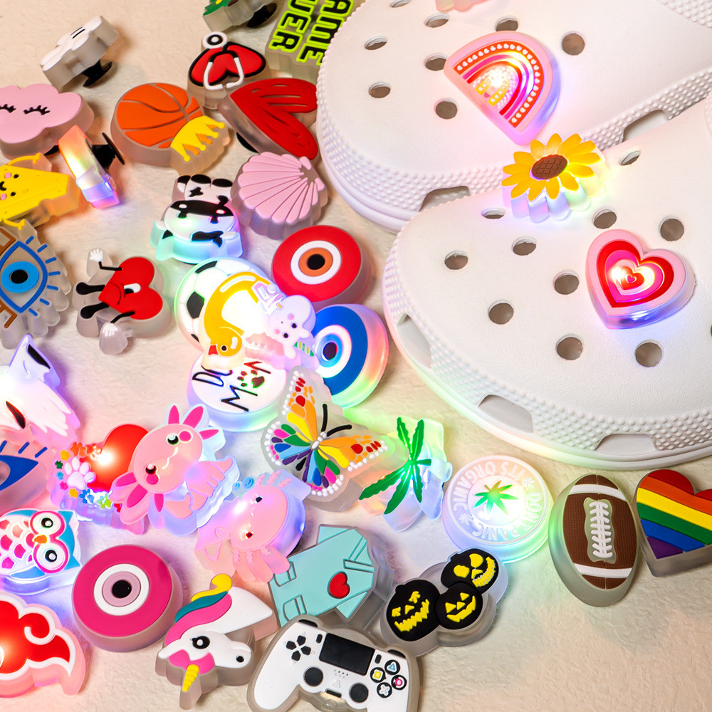 1pcs LED Charms Luminous อุปกรณ์เสริมรองเท้า Glow Lighted Charms Light-up Hole อุปกรณ์เสริมสําหรับของขวัญเด็กนกฮูกยูนิคอร์น Gamepad ฟุตบอลตกแต่งรองเท้า