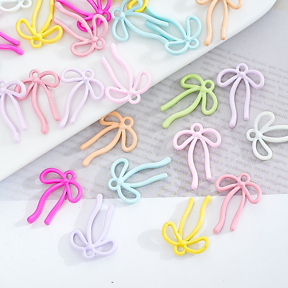 5 ชิ้น/ล็อตโลหะผสมสังกะสีที่มีสีสันเคลือบน่ารัก Hollow Bow Tie Charms สําหรับ DIY สร้อยคอต่างหูเครื่องประดับทําอุปกรณ์เสริม
