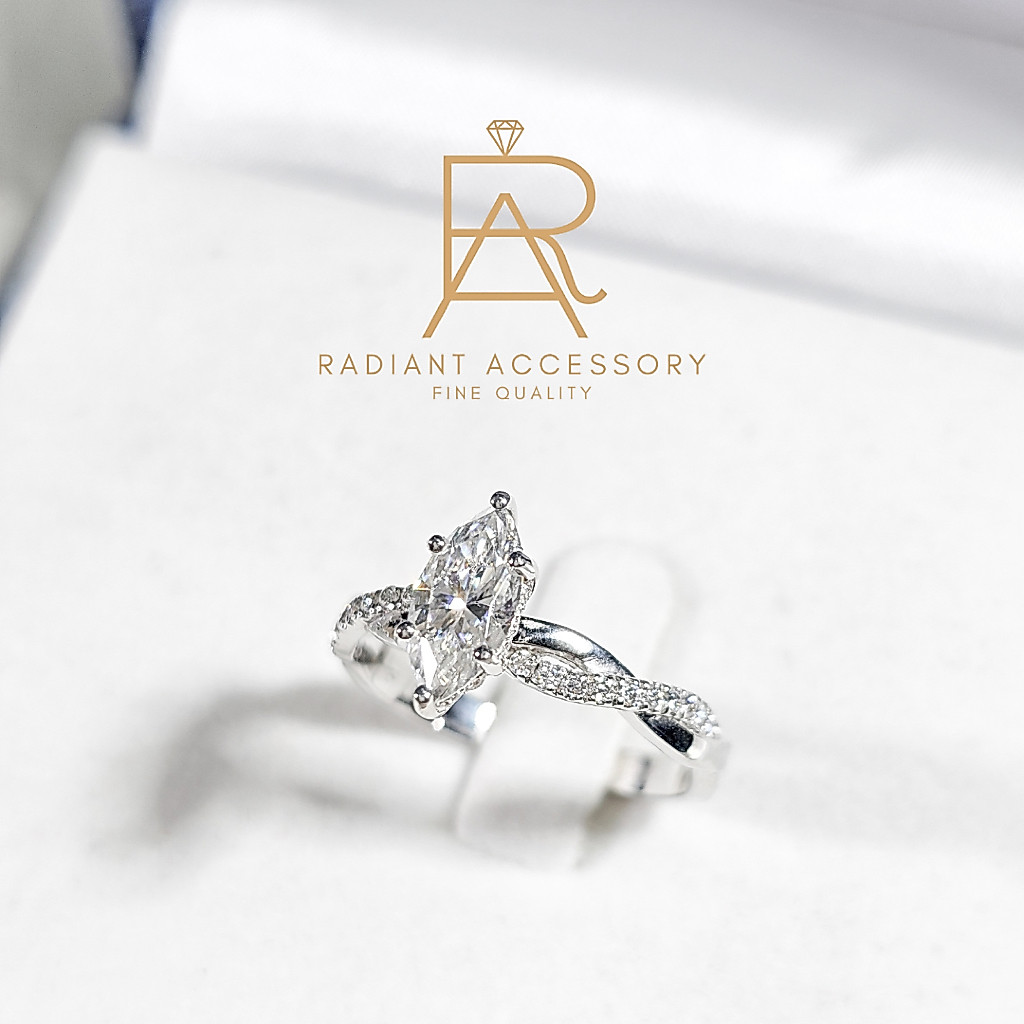 แหวนเงินแท้เม็ดชูฝังเพชร Moissanite 1 กะรัต Marquise cut ก้านลายถัก ฝังบ่าข้าง และ ใต้ฐานชุบทองคำขาว