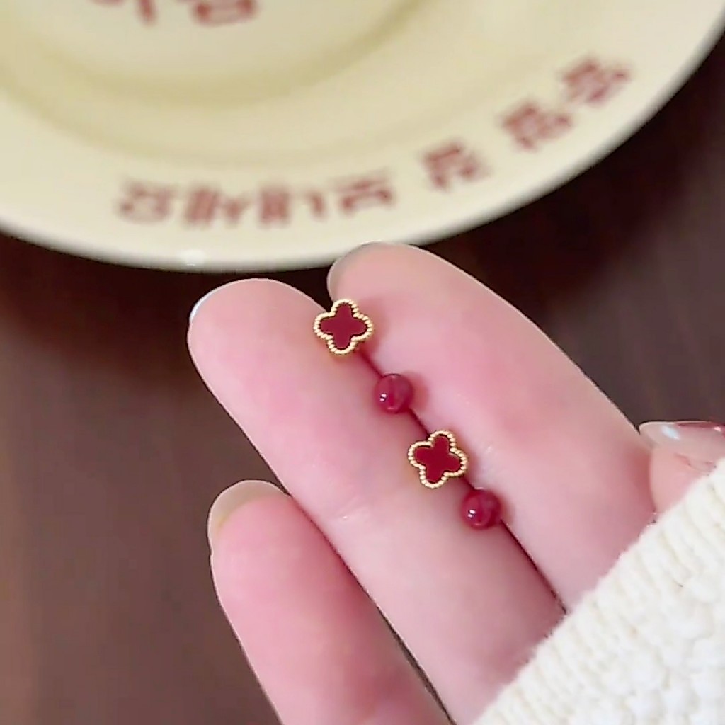MOJOY ต่างหู Petit Four Leaf สีแดงโชคดี 4 ชิ้น/เซ็ต เครื่องประดับสำหรับวันพักผ่อนและเป็นของขวัญ