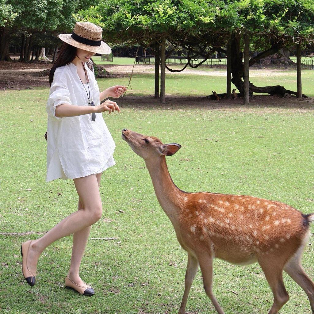 [งานพร็อพ] 2026 สไตล์วันหยุดสีขาวสูทสองชิ้นเสื้อคอวีจับคู่กางเกงขาสั้นลําลองขี้เกียจหลวมชุดสวมใส่