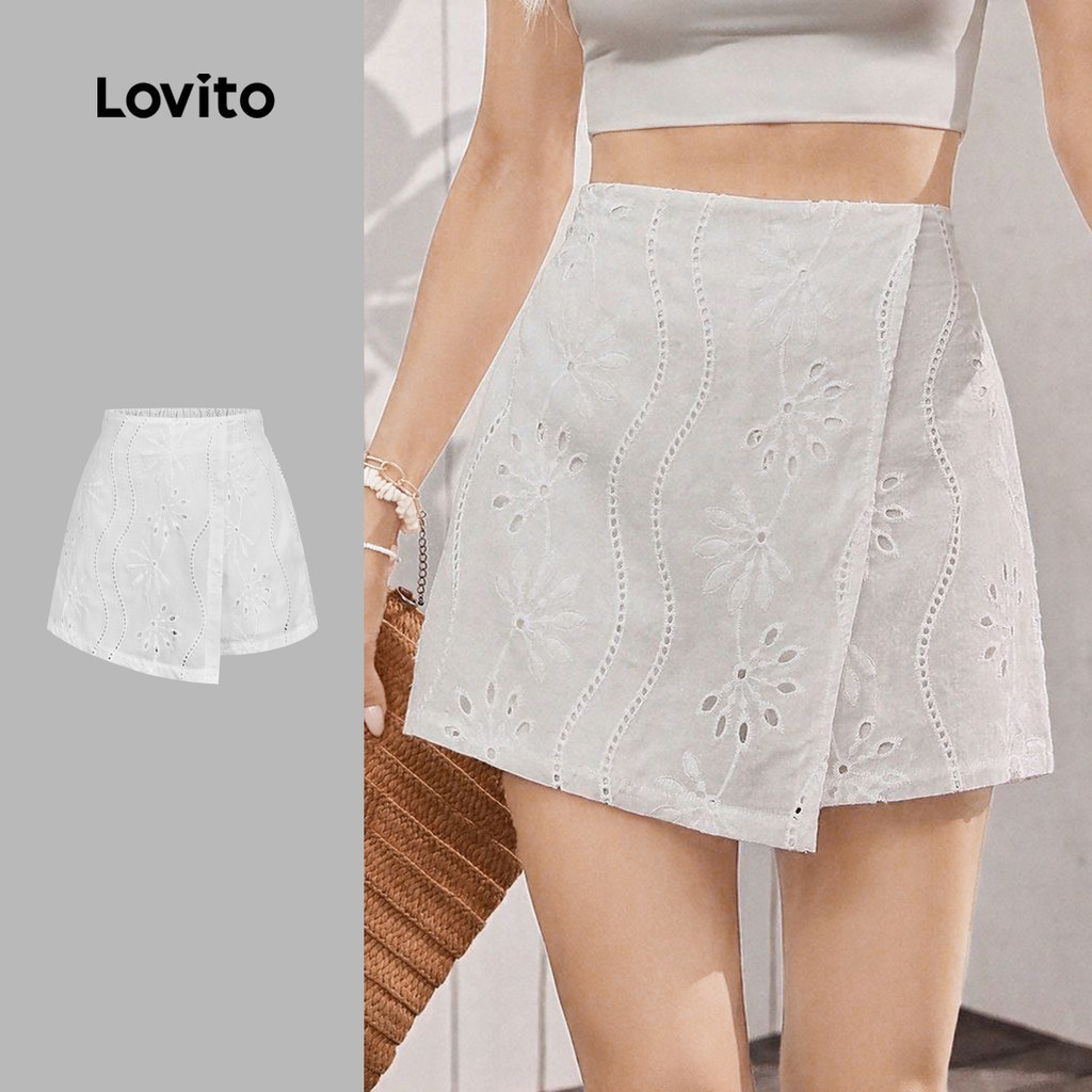 Lovito Boho กางเกงขาสั้นลายตาไก่เย็บปักถักร้อยแบบไม่สมมาตร สำหรับฤดูใบไม้ผลิ/ฤดูร้อน สีขาว L143AD768