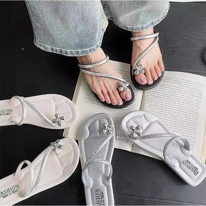 icy.sport รองเท้าแตะ สวมนิ้วโป้ง ยางPVC สายคาด ดีเทลดอกไม้เล็ก วิบวับ สำหรับผู้หญิง มีบริการส่งด่วน X096