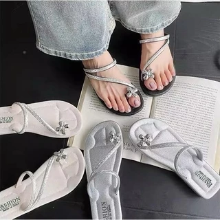 icy.sport รองเท้าแตะ สวมนิ้วโป้ง ยางPVC สายคาด ดีเทลดอกไม้เล็ก วิบวับ สำหรับผู้หญิง มีบริการส่งด่วน X096