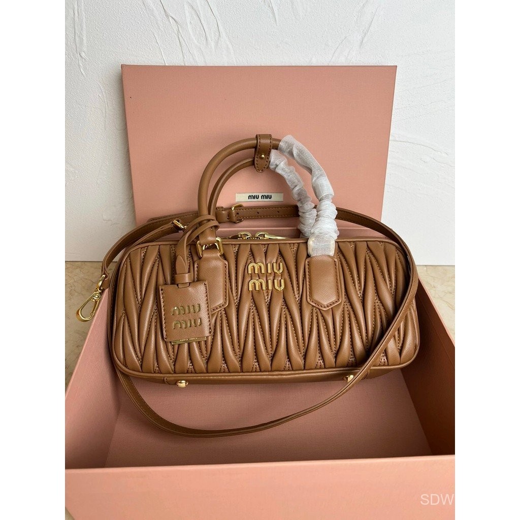 กระเป๋าสะพายข้าง MUJI ลายโลโก้ สีน้ำตาล แบบซิปรองเท้าไหล่