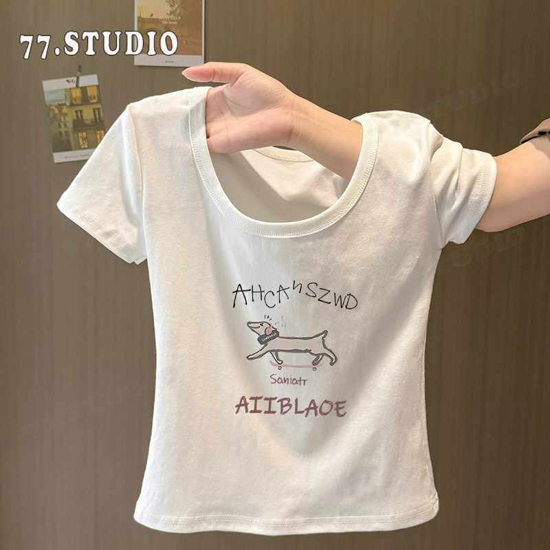 เสื้อยืดแขนสั้นสีขาวระบายอากาศได้ดีสำหรับผู้หญิง พิมพ์ลาย ทรงเข้ารูป ยืดหยุ่น สวมใส่สบาย U-neck T-shirt baby tee