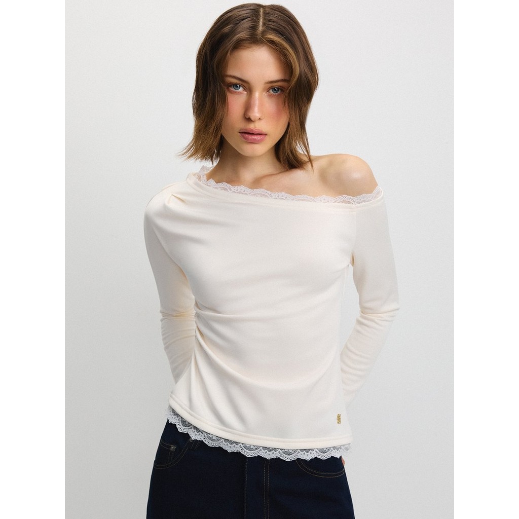 [Pomelo] เสื้อเปิดไหล่ข้างเดียวดีเทลผูกข้างแต่งขอบลูกไม้ / One-Shoulder Lace Trim Top - รูปที่ 2