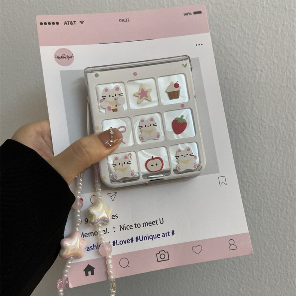 เหมาะสําหรับ Samsung Galaxy ZFlip7 การ์ตูนน่ารักสีขาว Nine-Grid Cat เคสโทรศัพท์ Lanyard เปลือกพับสําหรับ Zflip 7FE 6 4 5 3 5G N3Flip MixFlip PC ฝาครอบป้องกันแบบแข็ง