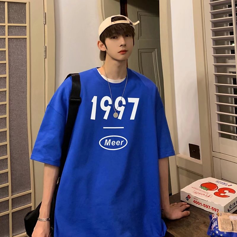 เสื้อยืดแขนสั้นผู้ชายพิมพ์ลาย "1997 Meer" สไตล์ตัวเลขอินเทรนด์ หลวม คอกลม แมทช์ง่าย