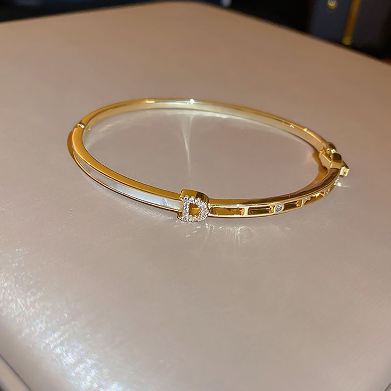 สร้อยข้อมือเรขาคณิตหรูหรา ทำจากไจแวร์Bowทองคำ เพิ่มลุคแฟชั่นให้คุณ