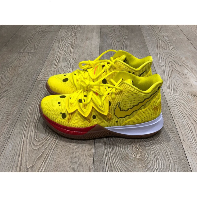 รองเท้าบาสเก็ตบอล NBA Kyrie Irving 5 x SpongeBob สีเหลือง สีขาว