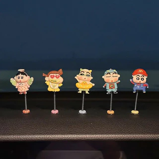 ของแต่งรถ Crayon Shin-Chan เครื่องประดับน่ารักเหมาะสําหรับกระจกมองหลังรถจักรยานยนต์ตกแต่งเขย่าหัวตุ๊กตา