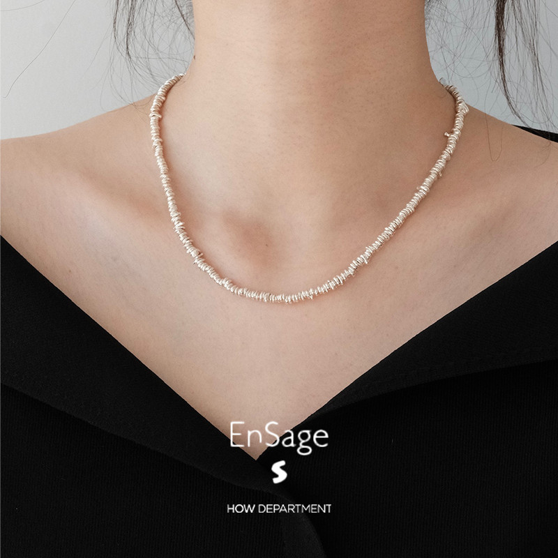 สร้อยคอนามธรรมสีครีมและขาว สำหรับฤดูใบไม้ร่วงและฤดูหนาว MOI IOM