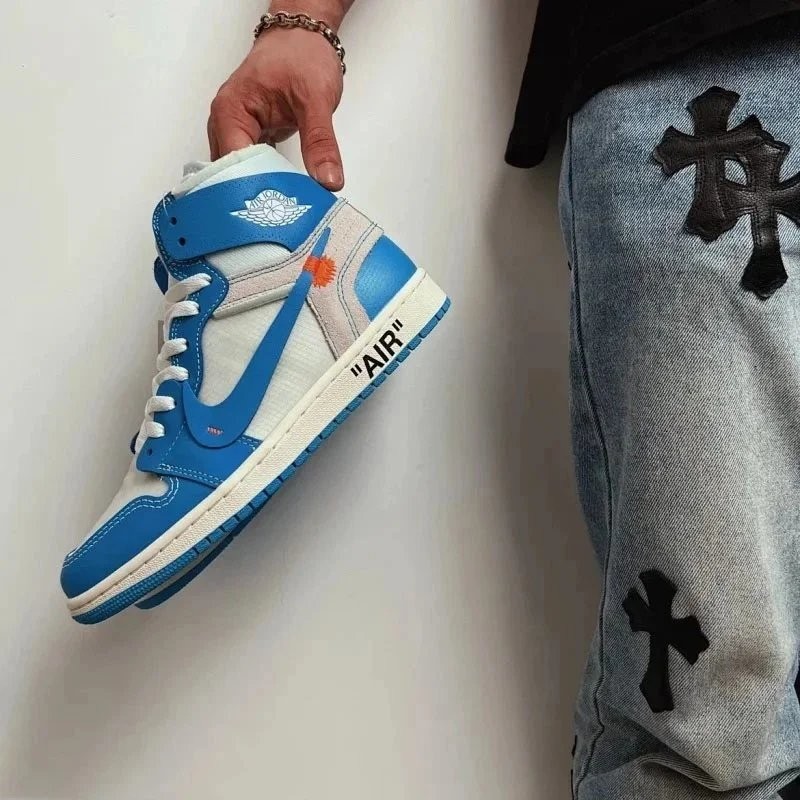 AJ1OW Co-Branded สไตล์คลาสสิกสำหรับบาสเก็ตบอล พร้อมลายเส้น Chicago และ North Carolina Blue Limited E