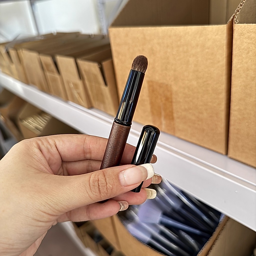 [ข้อเสนอเวลาจํากัด] Influencer Lip Brush!สุด ๆ ใช้งานง่ายหัวกลมลิปแปรงมืออาชีพลิปสติกแปรงที่มีฝาปิดแบบพกพารอยเปื้อนคอนซีลเลอร์แปรงสามเณร ข การเตรียม