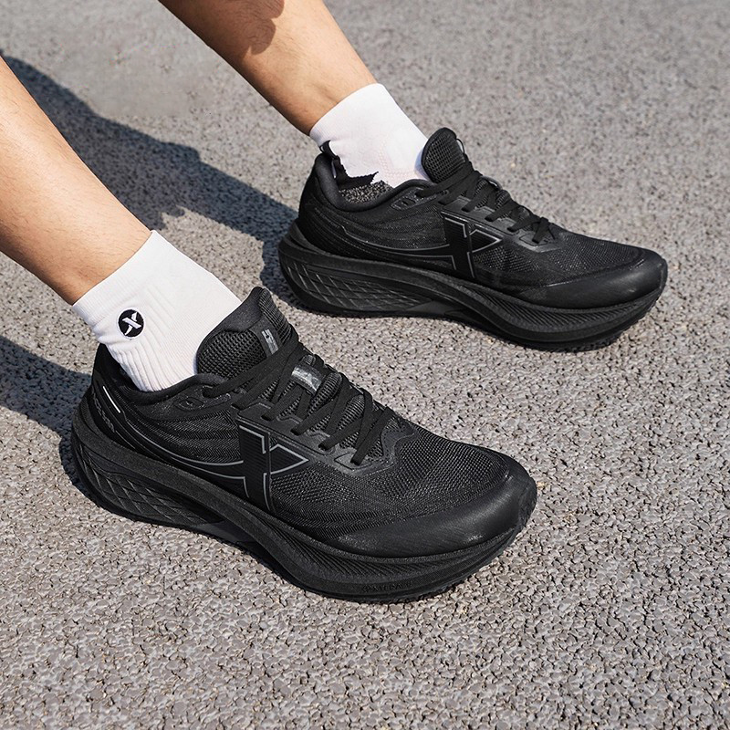 XTEP รองเท้าวิ่งผู้ชาย สำหรับฤดูหนาวปี 2025 ออกแบบมาเพื่อความทนทานและมีระบบลดแรงกระแทกพร้อมพื้นรองนุ่ม