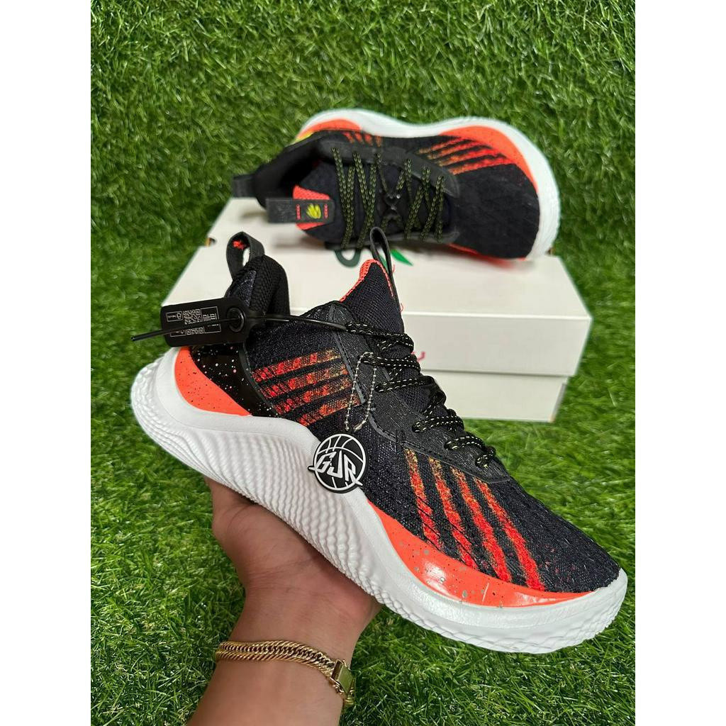 CURRY 10 สีดำและแดง พร้อมถุงเท้าและซองพลาสติก