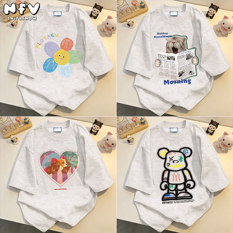 【จัดส่งตลอด 24 ชั่วโมง】NFV ใหม่ล่าสุด✨แฟชั่นเกาหลี เสื้อยืดเปล่า ผ้าหนายับยากรีดง่าย สีเทาอ่อน ลวดลายแฟชั่น ผ้าฝ้าย100% YG0