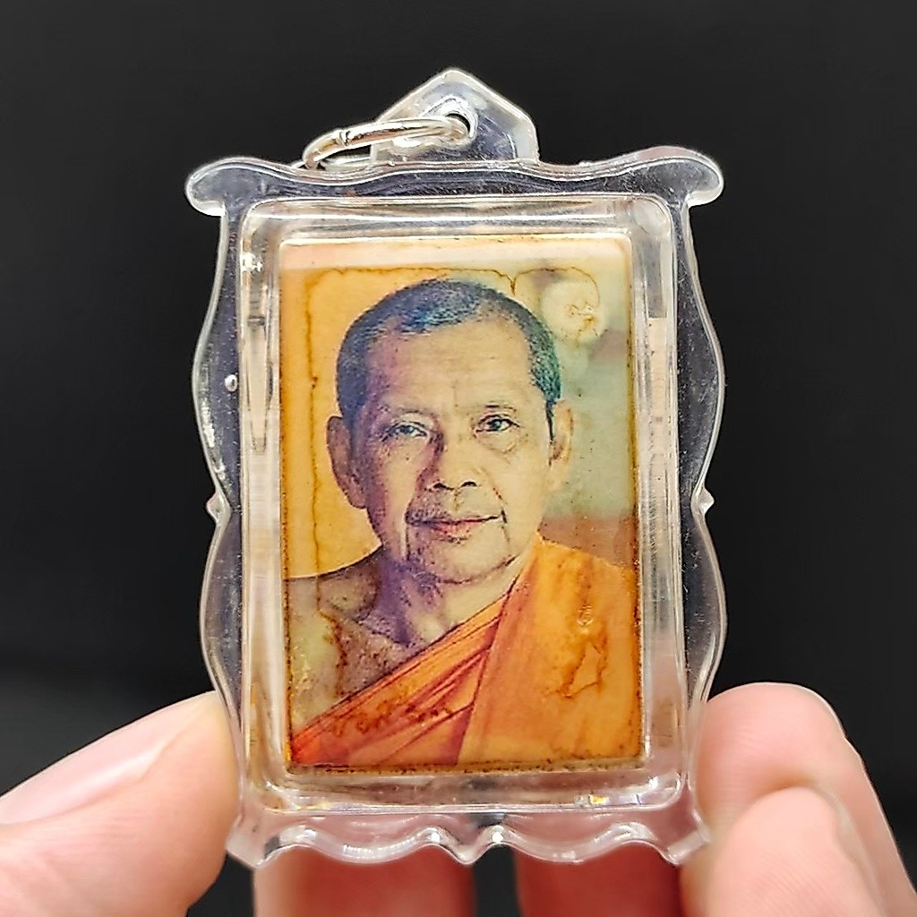 หลวงพ่อฤาษีลิงดำ วัดท่าซุง รูปถ่ายเลี่ยมกรอบกันน้ำ ด้านหลังบรรจุพระคำข้าว ติดจีวร และผงยันต์เกราะเพชรคำข้าวที่หลวงพ่อปลุ