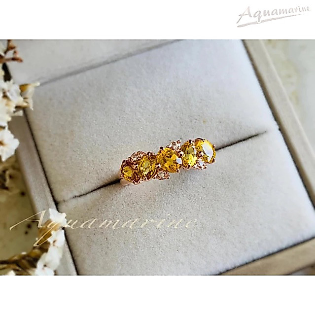 แหวนแถวพลอยบุษราคัม(Yellow Sapphire)เจียระไนทรงไข่ สลับเพทายขาว