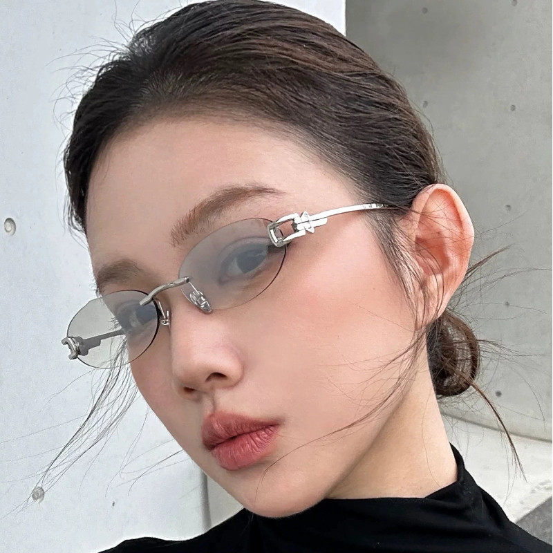 แว่นกันแดดทรงกรอบวงรีไร้กรอบแบบใหม่สําหรับผู้หญิงที่มีดีไซน์ไฮเอนด์แบบกลวงออก