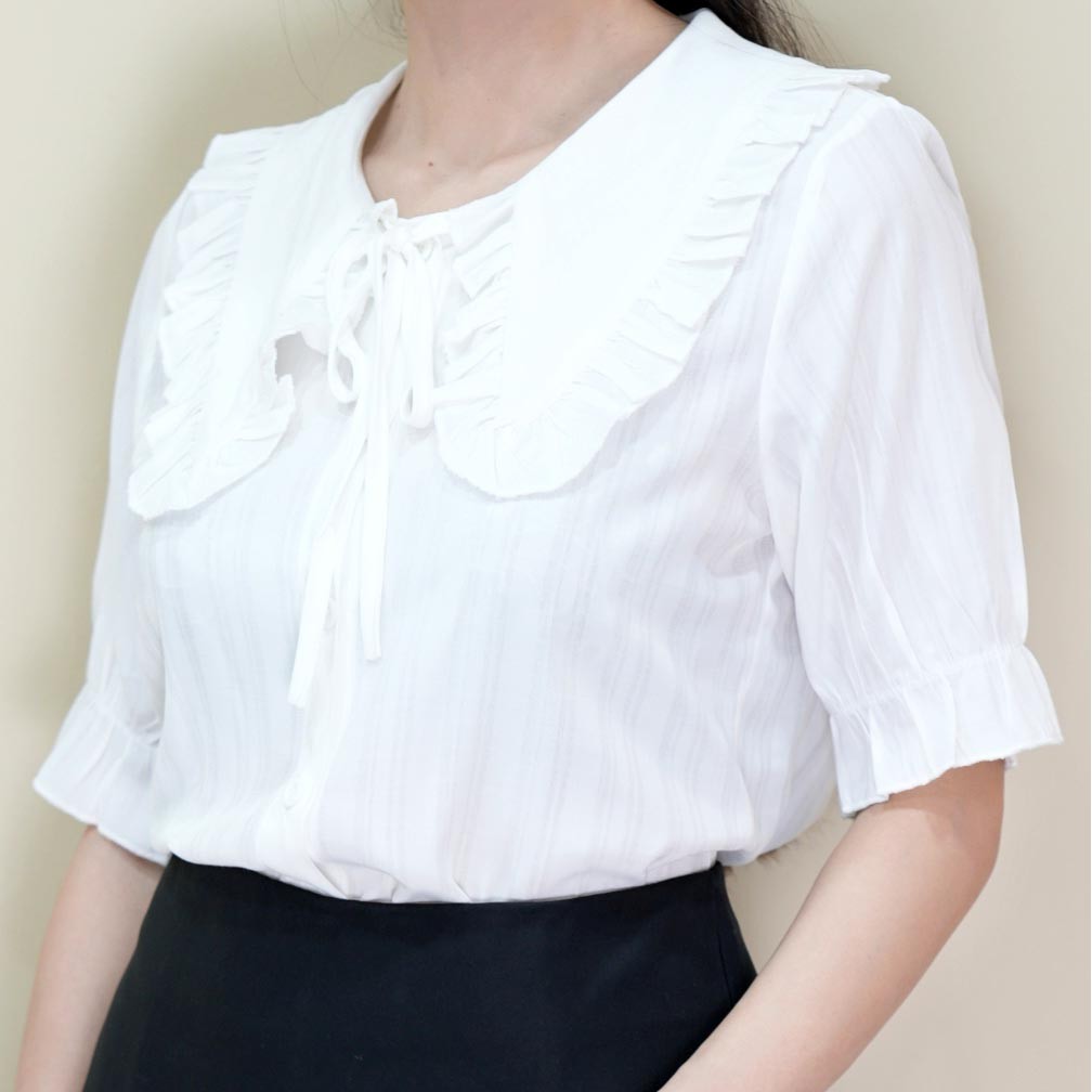 เสื้อแขนสั้น ทรงคอบัวแต่งปล่อยชาย รุ่นติดกระดุม มีเชือกผูกโบว์ด้านหน้า มีซับในตัว เนื้อผ้าชีฟอง บางเบา ใส่สบาย - รูปที่ 3