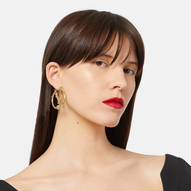 ต่างหู Versace V-Hoop สำหรับเป็นของขวัญในเทศกาลคริสต์มาส