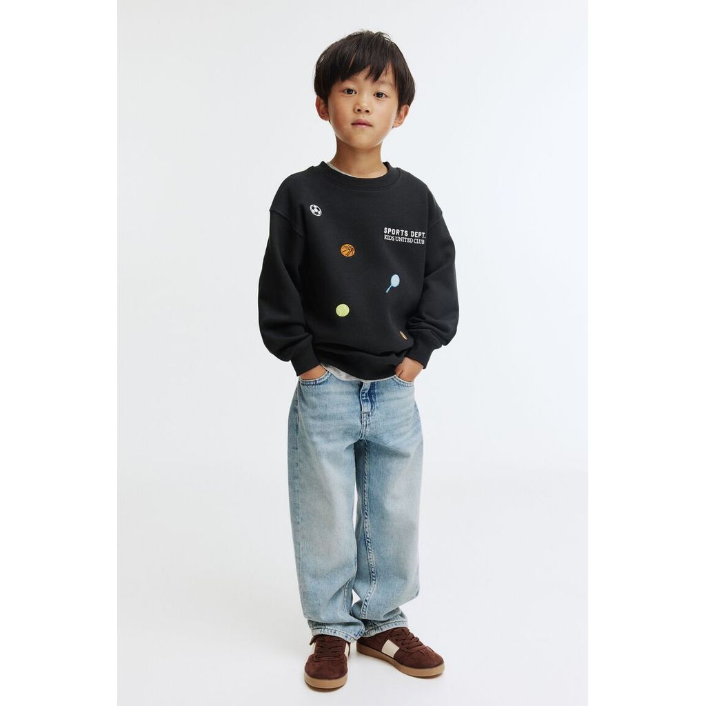 H&M(เอชแอนด์เอ็ม) เสื้อวอร์มคอปิดแต่งลายพิมพ์ Boys Printed crew-neck sweatshirt 1247714_7