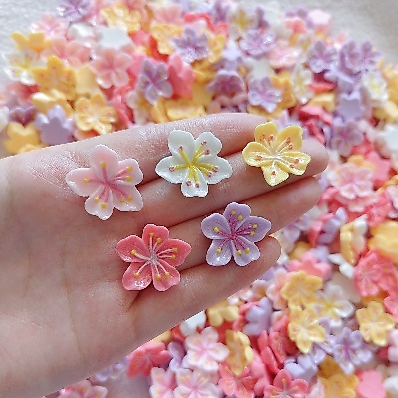 [100 ชิ้นพร้อมสต็อก] รูปแบบใหม่เงาดอกซากุระเรซิ่นทําเองเครื่องประดับอุปกรณ์เสริมฤดูใบไม้ผลิครีมกาวกรณีโทรศัพท์แพทช์ ชม. หูฟัง กิ๊บวัสดุ