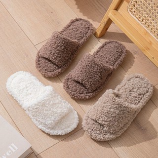 ชายหญิงคู่บ้านในร่มพื้นไม้หนาเปิดนิ้วเท้าข้ามพรมแดนการค้าต่า…