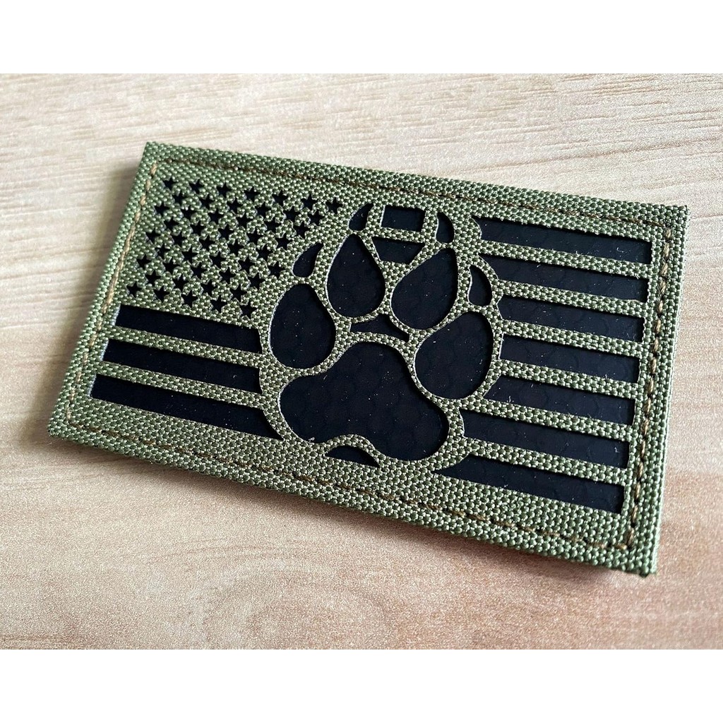 แผ่นป้ายอินฟราเรด 2x3.5 แบบธงสหรัฐฯ พร้อมเครื่องมือติดตามพาวเวอร์ Paw K-9 และแผ่นแปะด้านหลัง (สีเขีย