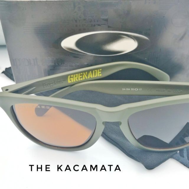 แว่นกันแดด Oaklay Frogskins Grain เลนส์โพลาไรซ์ พร้อมสายพิเศษและของขวัญฟรี