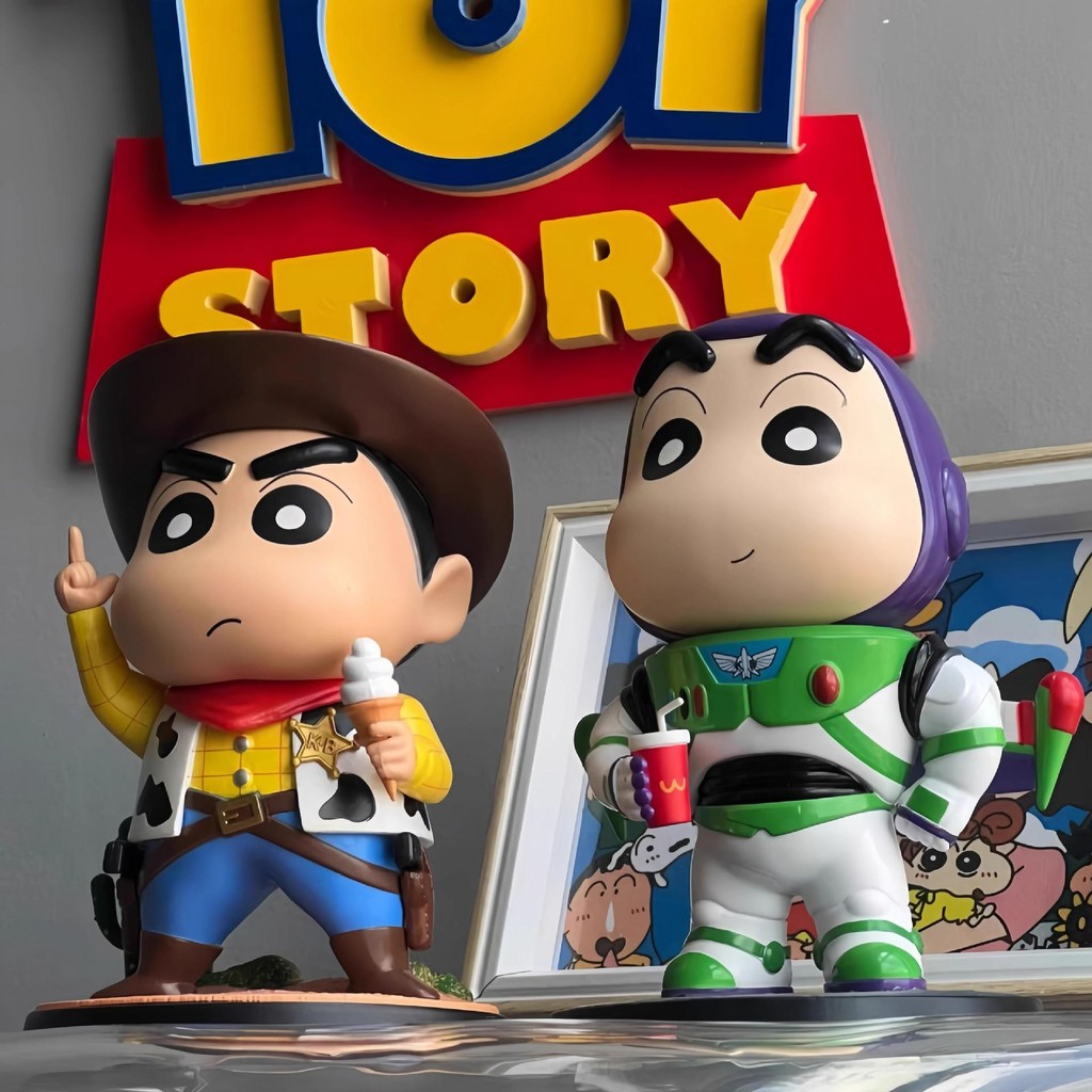 Shin-Chan ของขวัญ Crayon Shin-Chan ตุ๊กตาชุดตกแต่ง GK ตุ๊กตา Woody Buzz Lightyear คาวบอย 9.24 รูป