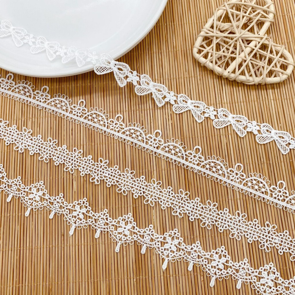 3 หลาผ้าไหมนมเย็บปักถักร้อย Hollow Out Lace Trim ผ้าเย็บ DIY เข็มขัดผ้าม่าน Headwear ผ้ากันเปื้อนชุด Hemline Headwear เสื้อผ้าอุปกรณ์เสริม 1.3-2.3 ซม.ความกว้างสินค้าราคาถูก CX