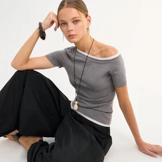 [Pomelo] เสื้อเปิดไหล่แขนสั้น / One-Shoulder Short Sleeve Top