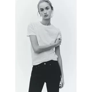 H&M(เอชแอนด์เอ็ม) เสื้อยืดทรงเข้ารูป ผู้หญิง 1345706_1