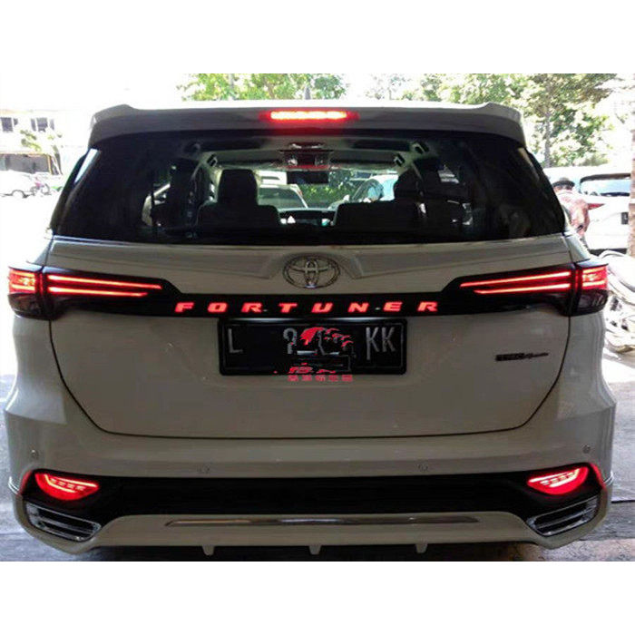 อะไหล่รถยนต์ไฟฟ้า EV สินค้านำเข้า คิ้วฝาท้ายพร้อมไฟ LED วิ่งไล่ Toyota Fortuner / Hilux SW4 ปี 2012-