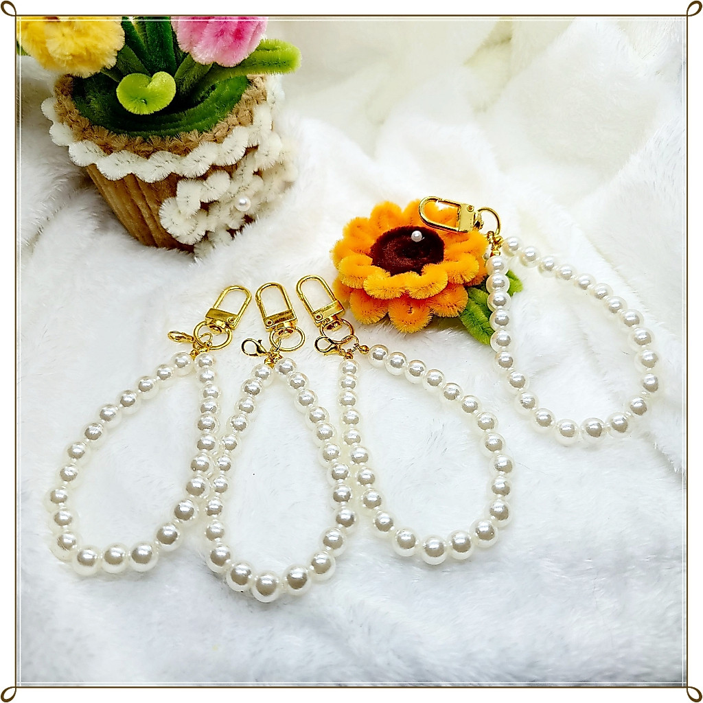 [พร้อมส่ง] พวงกุญแจลูกปัดมุกสีเบจ โลหะสีทอง พวงกุญแจทำมือ ยาวประมาณ 13 ซม.