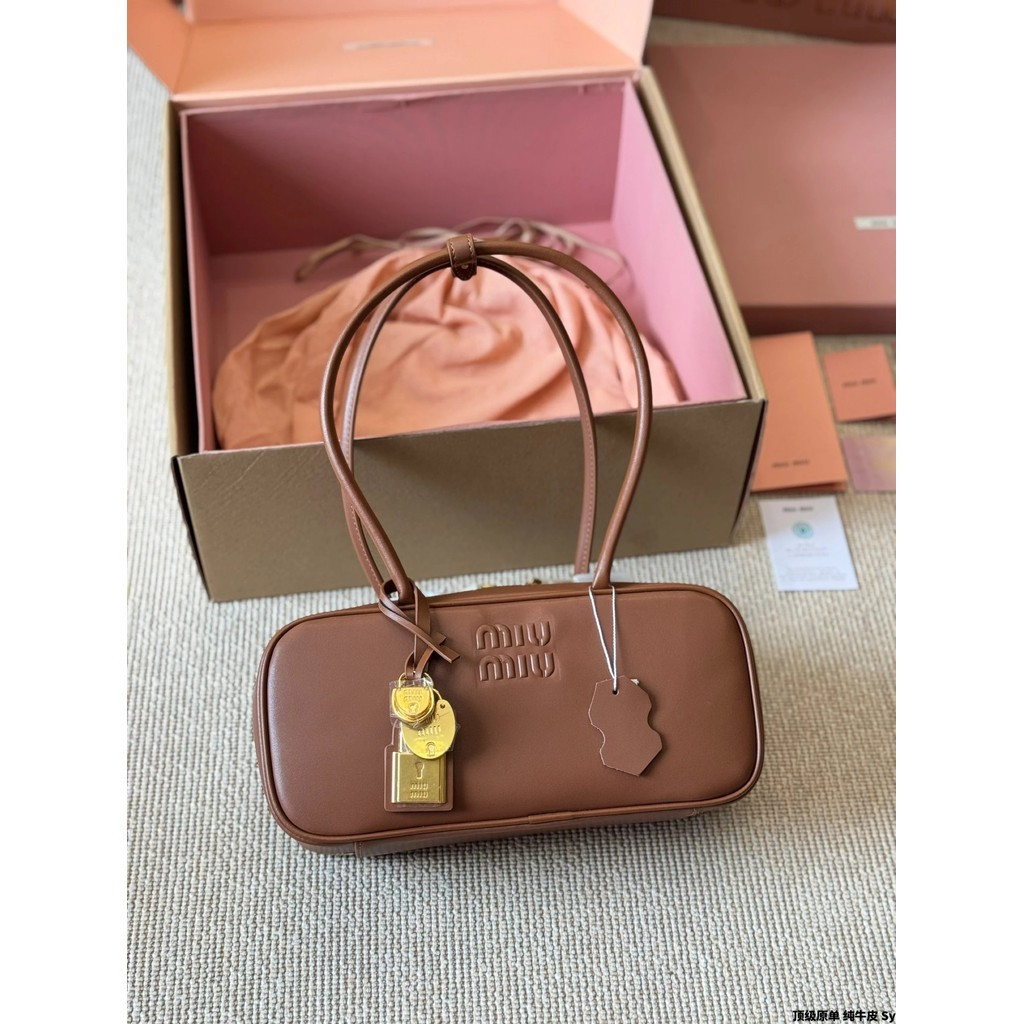 Miumiu Miumiu Pure Cowhide กระเป๋าโบว์ลิ่งด้ามยาวพร้อมกระเป๋าเอกสารจี้ล็อค