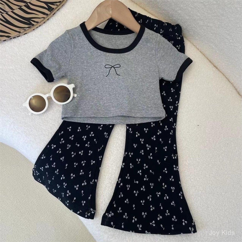 ชุดเด็กผู้หญิงใหม่ แขนสั้น อารมณ์แบบเกาหลีและสไตล์ตะวันตก พร้อมลายเชอร์รี่ ชุดสองชิ้นสำหรับเด็กสาว「สีดำ-ขาว」(เซตชุดเด็กผู้หญิงสีขาว-ดำ เนื้อผ้าคุณภาพ ดีไซน์คลาสสิกทันสมัย)